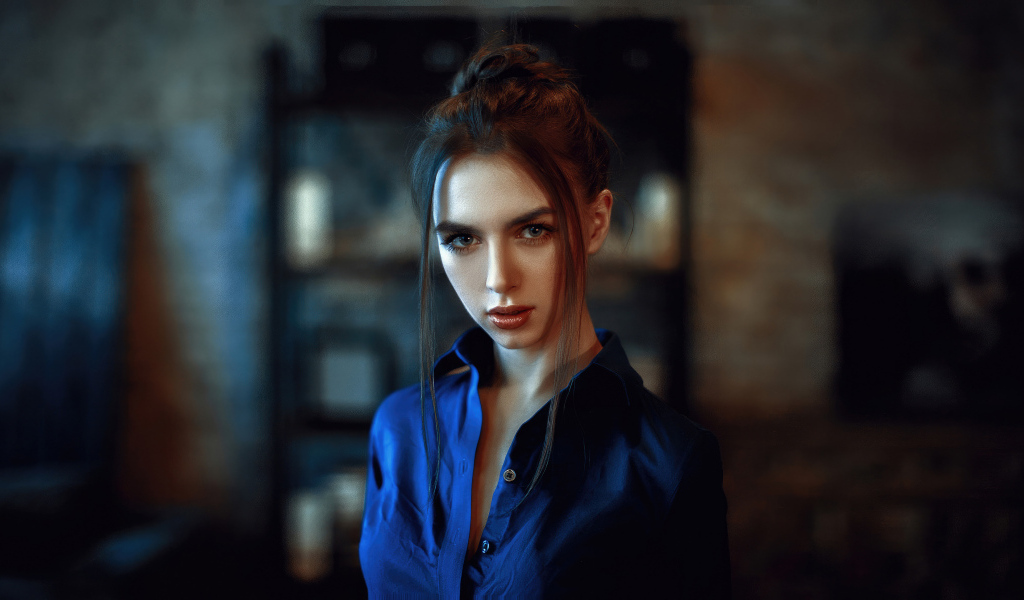 Девушка брюнетка в синей рубашке