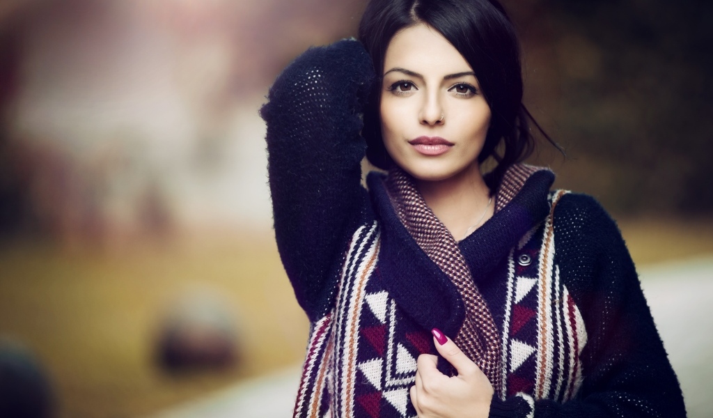 Девушка брюнетка в теплой вязаной кофте