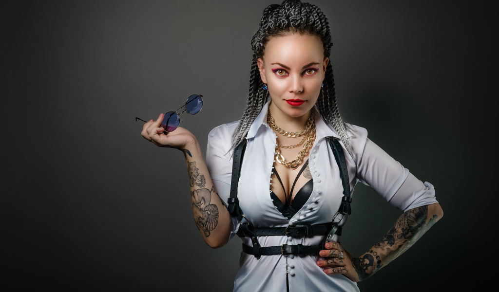 Брутальная девушка с татуировками на теле 