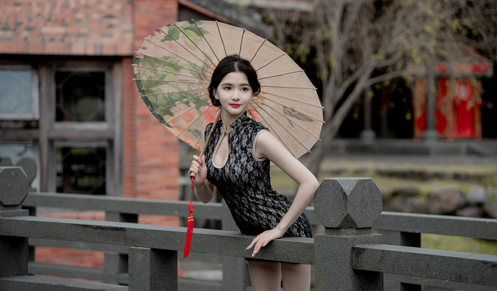 Симпатичная девушка азиатка с зонтом в руках