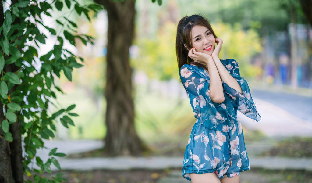 Милая девушка азиатка в комбинезоне