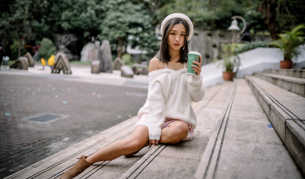 Милая азиатка в с кофе в руках 