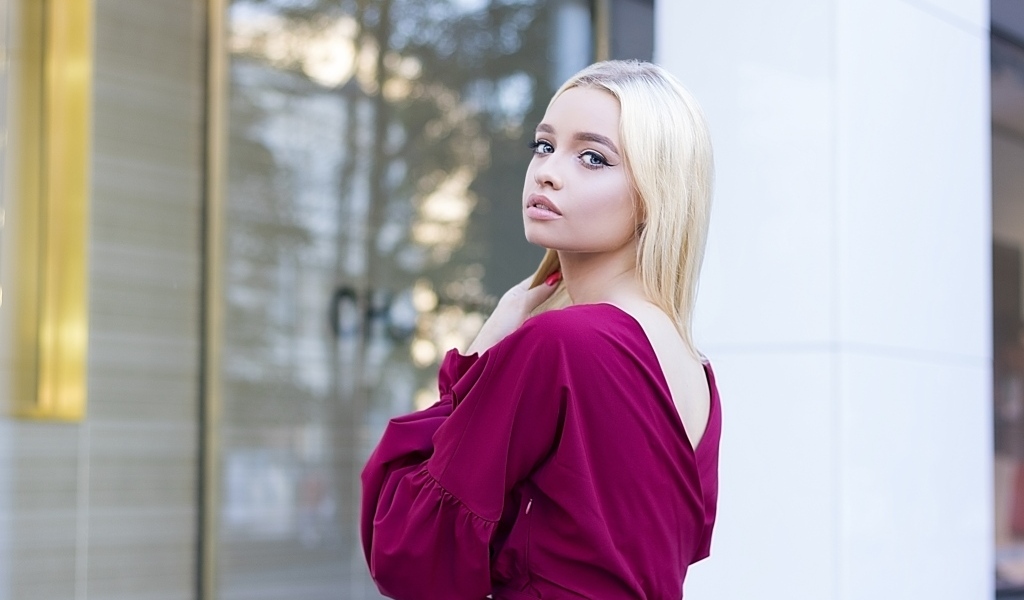 Милая блондинка в бордовом платье