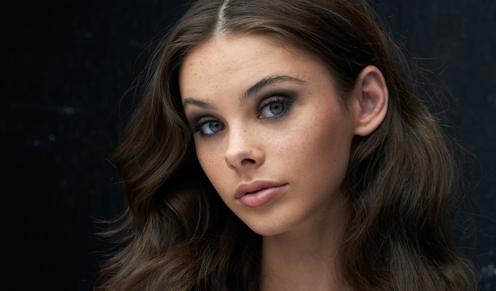 Милая девушка брюнетка с серыми глазами