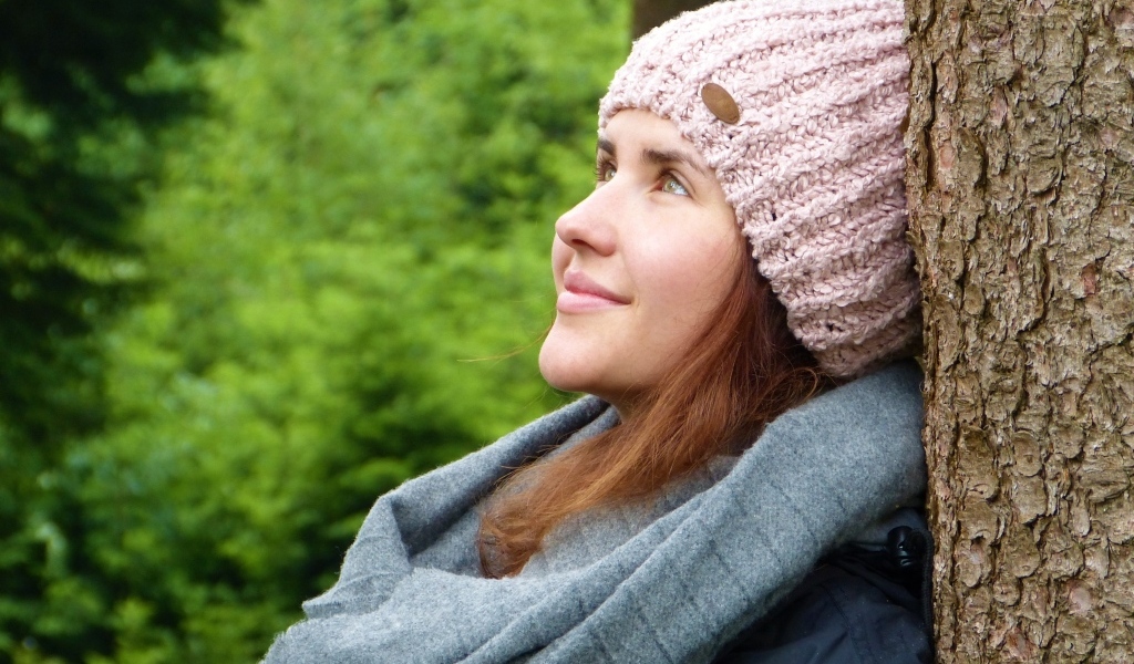 Милая девушка в розовой шапке