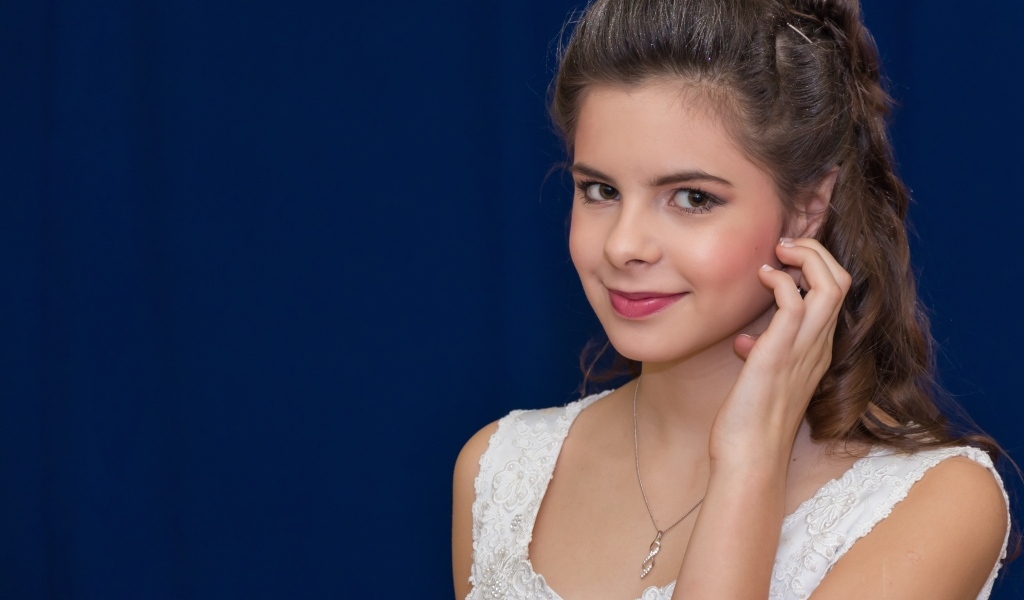 Милая девушка в белом платье на синем фоне