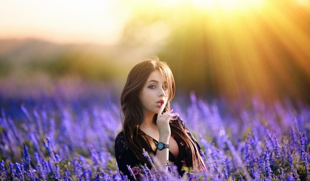 Милая молодая девушка на лавандовом поле