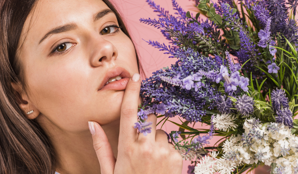 Милая молодая девушка с букетом полевых цветов