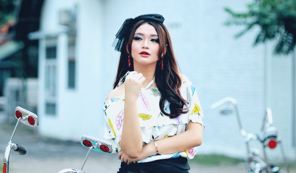 Модная девушка азиатка с красивым макияжем