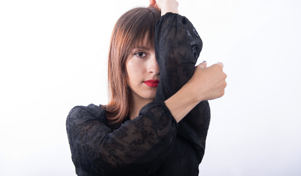 Девушка в черной блузке на белом фоне