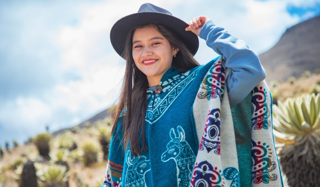 Девушка в ковбойской шляпе и пончо