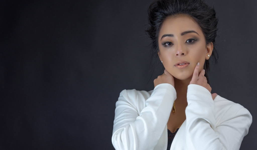 Девушка в белой кофте на сером фоне