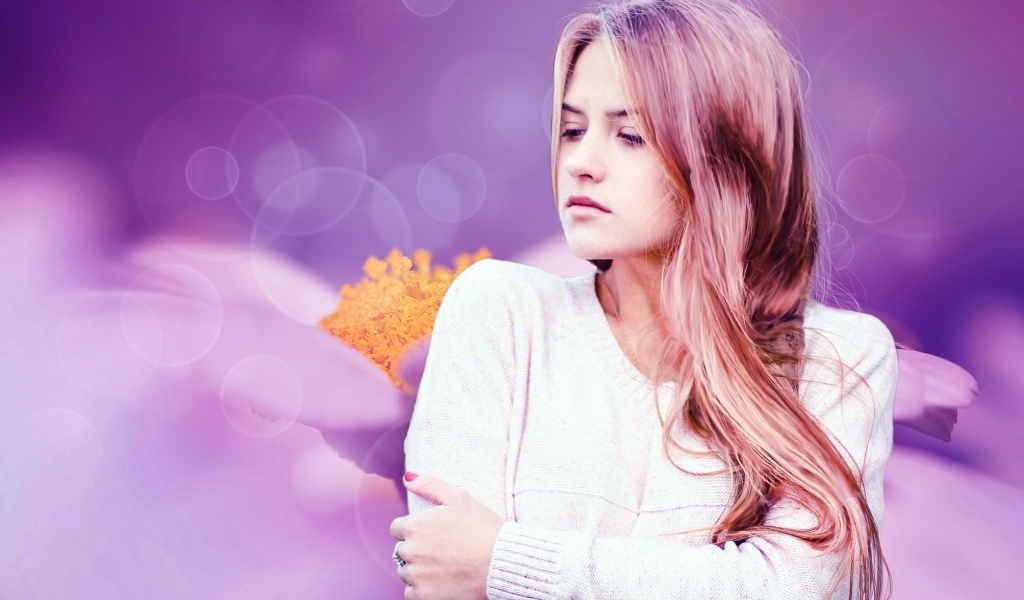 Девушка в белом свитере на красивом сиреневом фоне