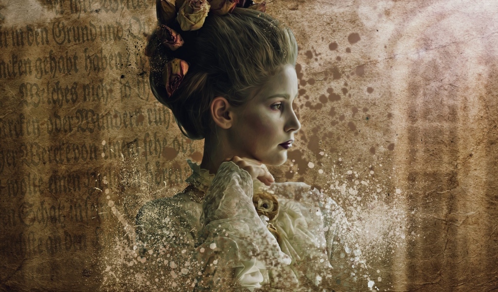 Девушка  в старинном костюме 