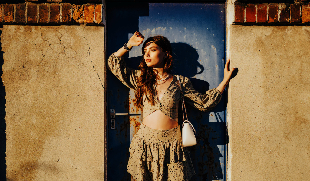 Девушка модель стоит у двери