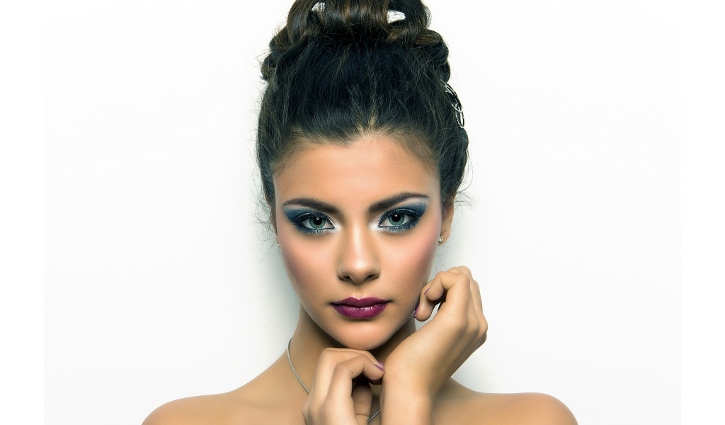 Девушка с красивой прической и макияжем