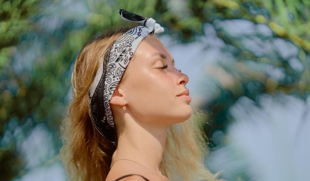 Девушка в закрытыми глазами летом