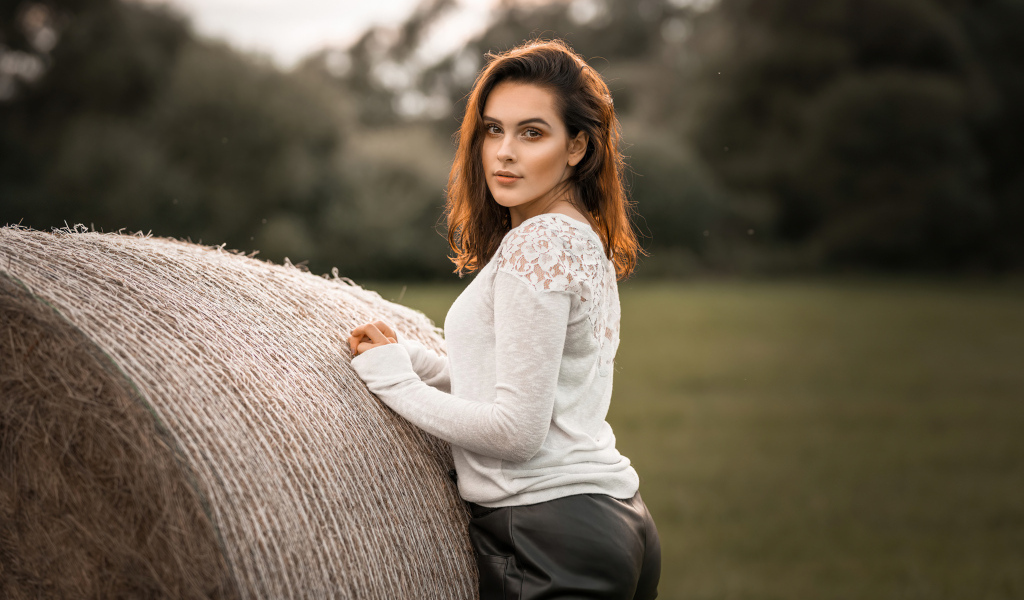 Девушка с сеном на поле