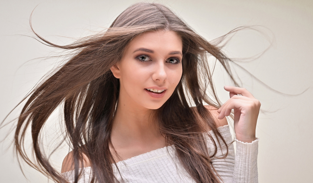 Девушка с длинными волосами на белом фоне