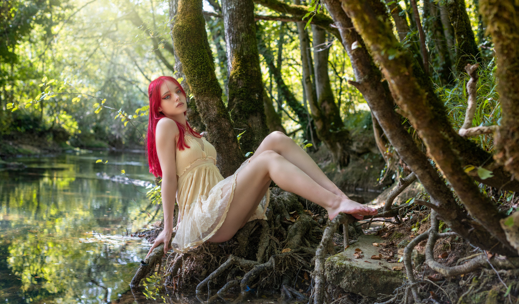 Девушка с розовыми волосами у пруда в лесу