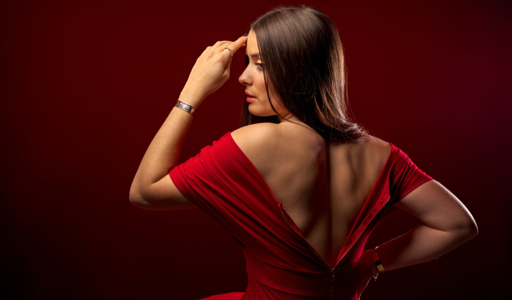 Вид сзади на красивую девушку в красном платье