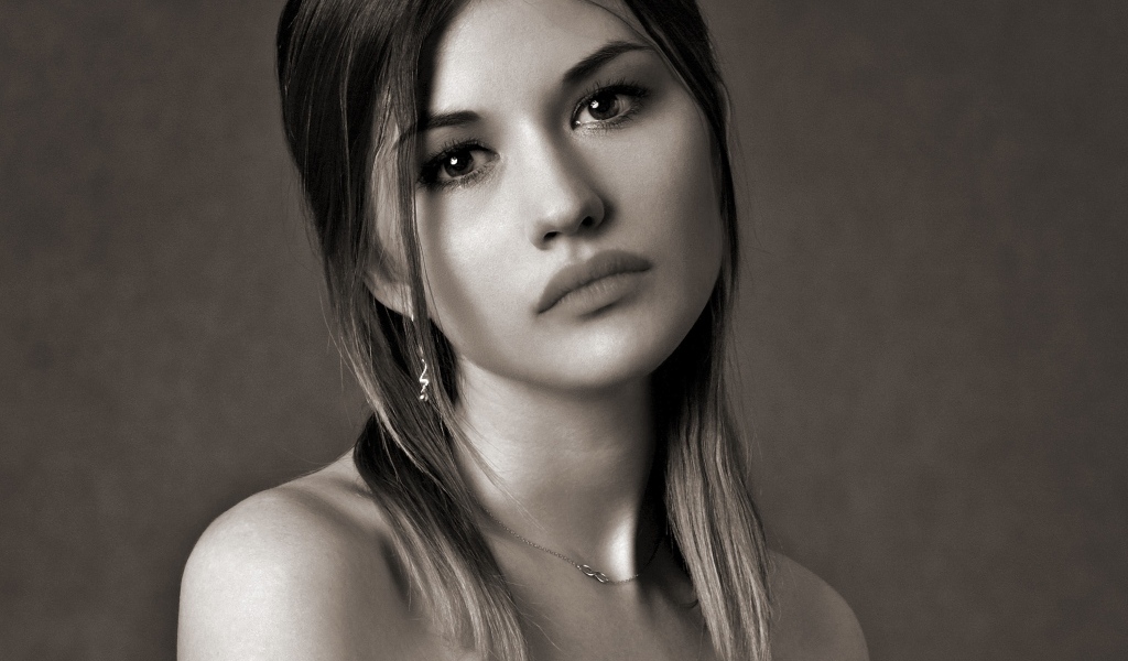 Грустное лицо красивой девушки на сером фоне