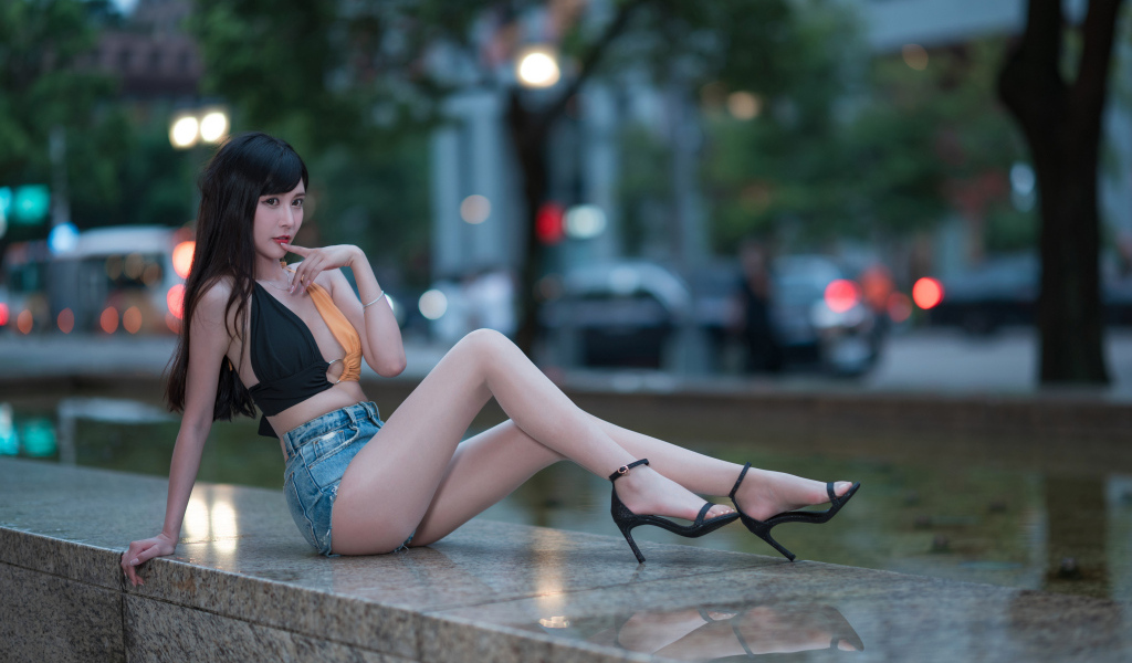 Сексуальная девушка азиатка с длинными ногами