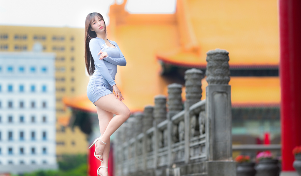 Стройная азиатка в коротком сером платье