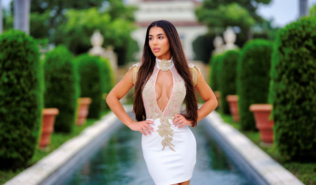 Стройная девушка в коротком платье