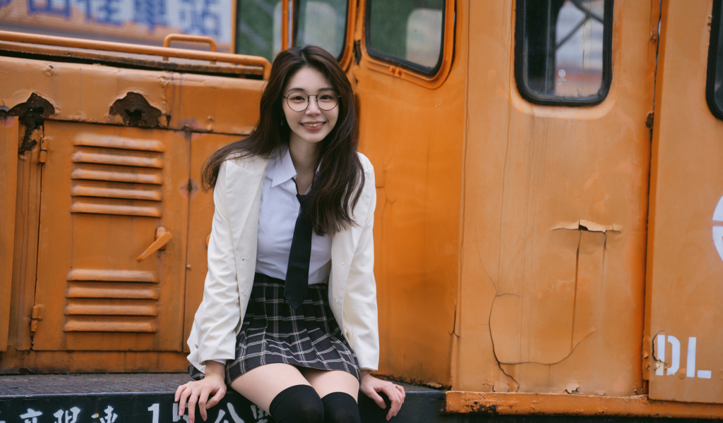 Улыбающаяся девушка азиатка в школьной форме