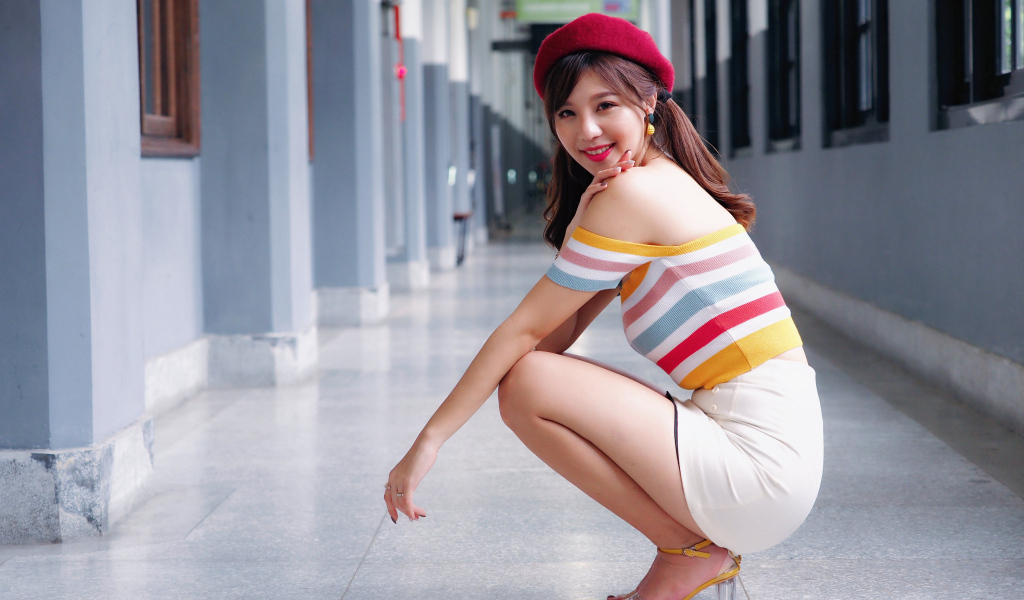 Улыбающаяся азиатка в красном берете