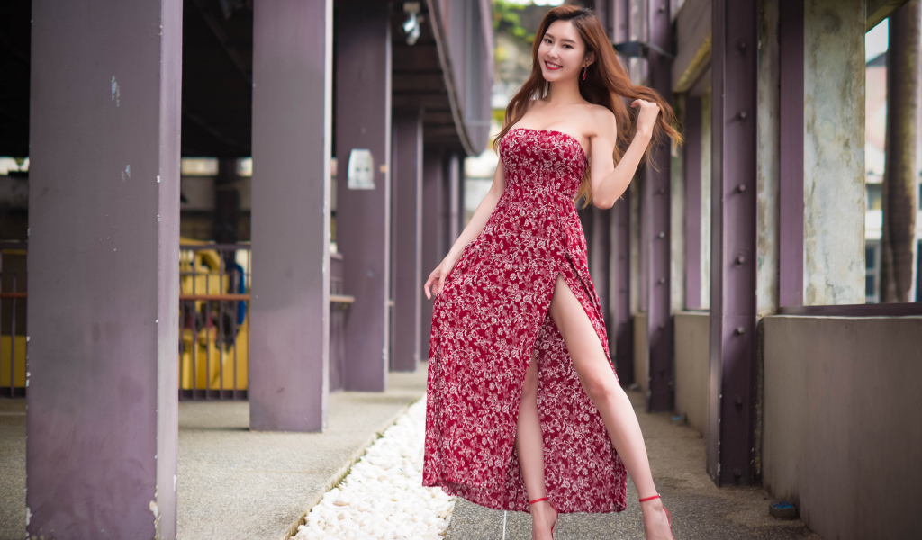 Улыбающаяся азиатка в красном платье