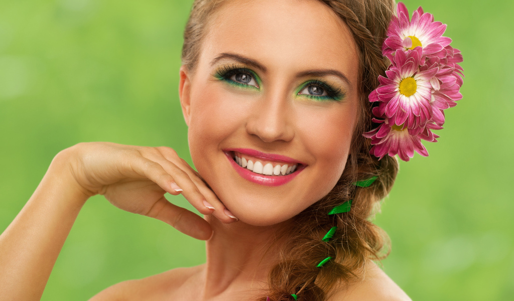 Улыбающаяся девушка с цветами в волосах