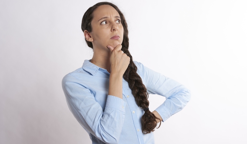 Удивленная девушка в голубой рубашке