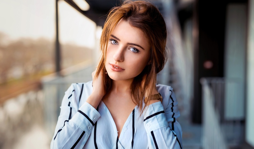 Нежная голубоглазая девушка в рубашке