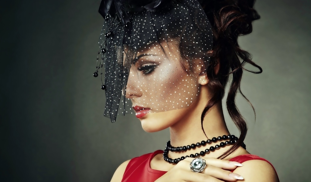 Девушка закрыла лицо черной вуалью 