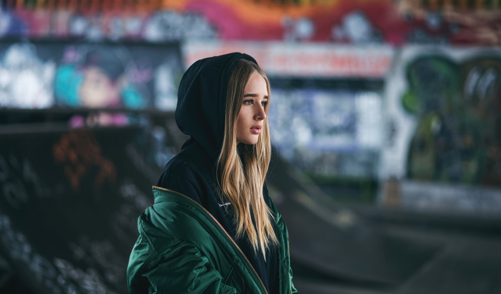 Молодая девушка в зеленой куртке