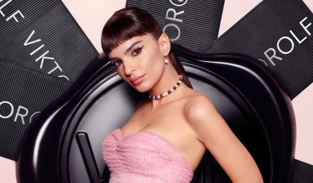 Американская модель Эмили Ратаковски с украшением на шее