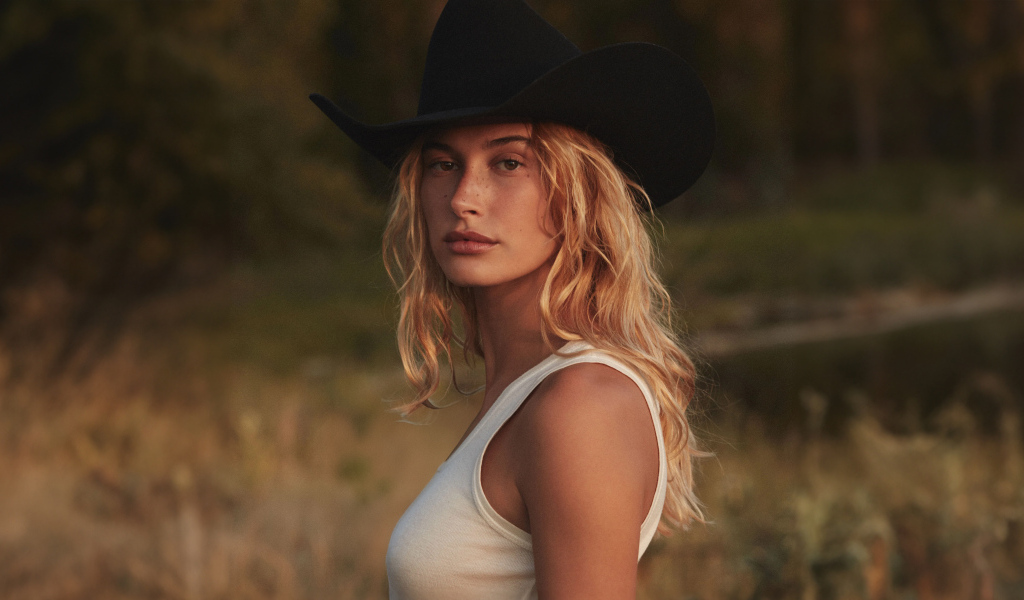 Американская модель Хейли Бибер в черной шляпе