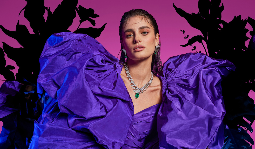 Американская модель Тейлор Хилл в красивом сиреневом платье