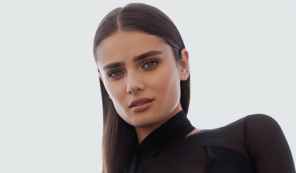 Американская топ модель Тейлор Хилл на белом фоне