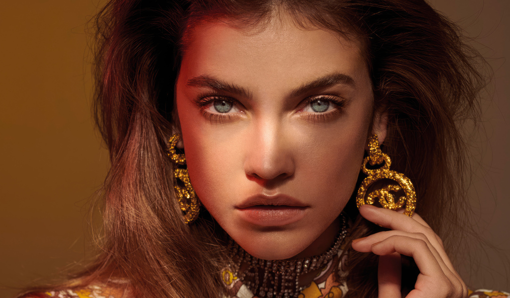 Красивые сережки у модели Барбара Палвин