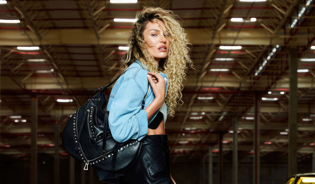 Красивая модель Кэндис Свейнпол с большой черной сумкой