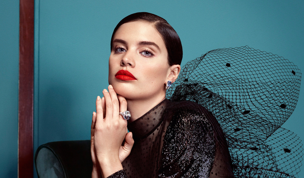 Голубоглазая модель Сара Сампайо в черном платье