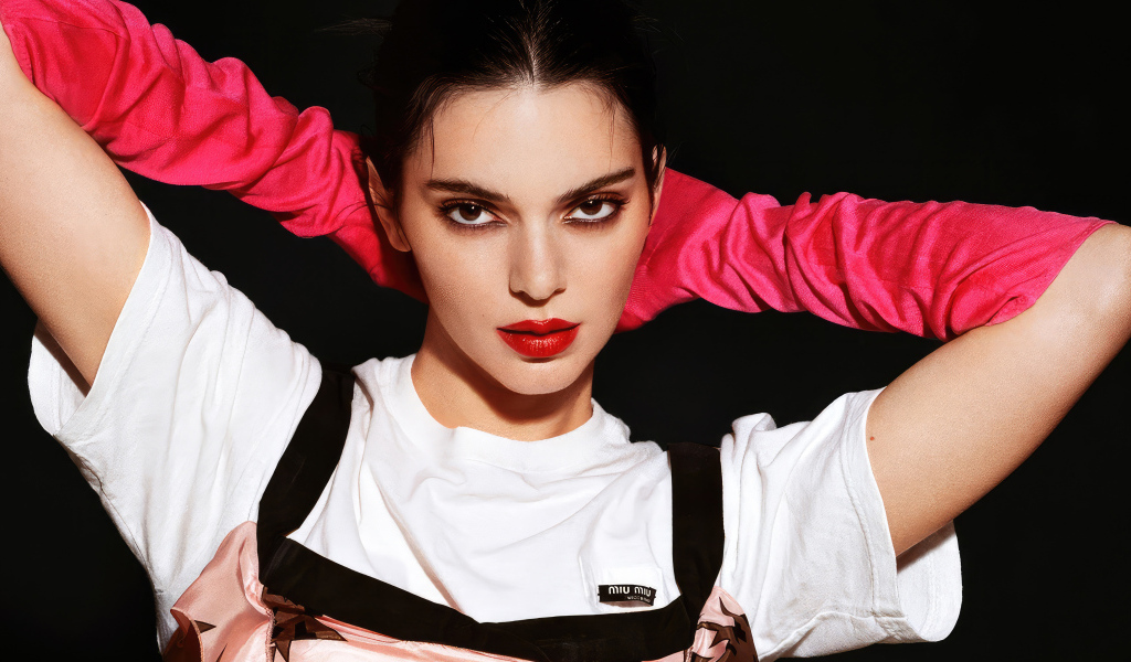 Кареглазая модель Кендалл Дженнер в красных перчатках