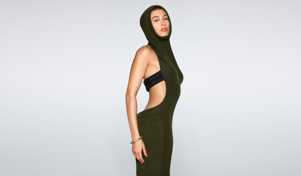 Милая девушка американская модель Хейли Бибер на сером фоне