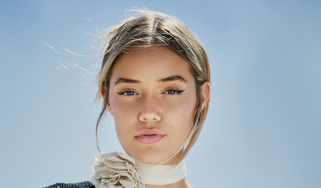 Девушка Olivia Ponton на сером фоне