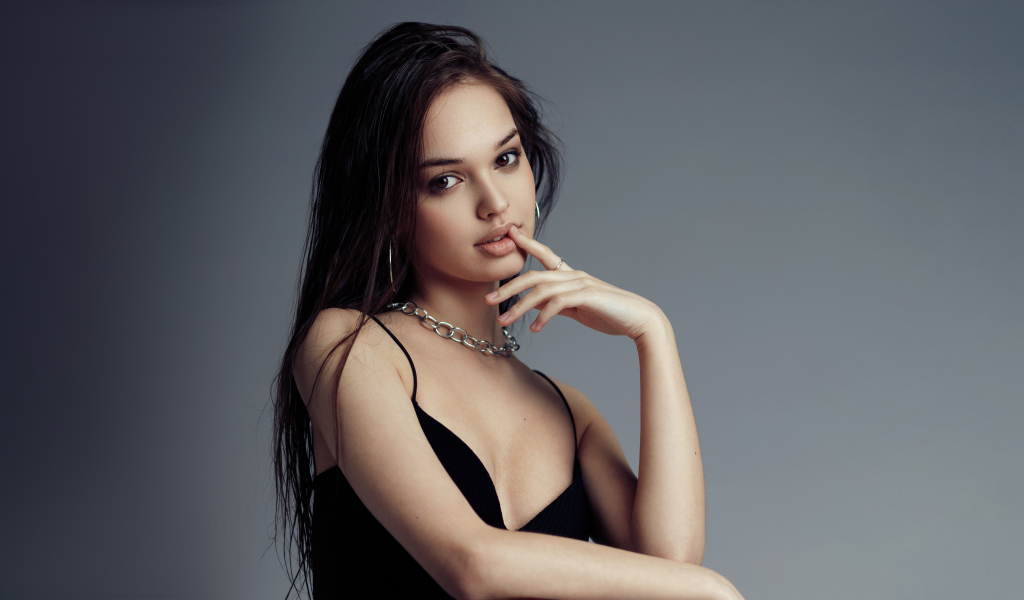 Девушка модель на сером фоне