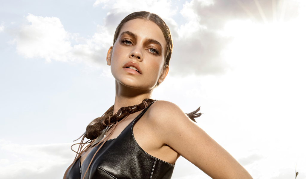 Модель Барбара Палвин в лучах солнца