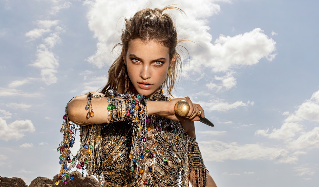 Модель Барбара Палвин с украшениями на руках